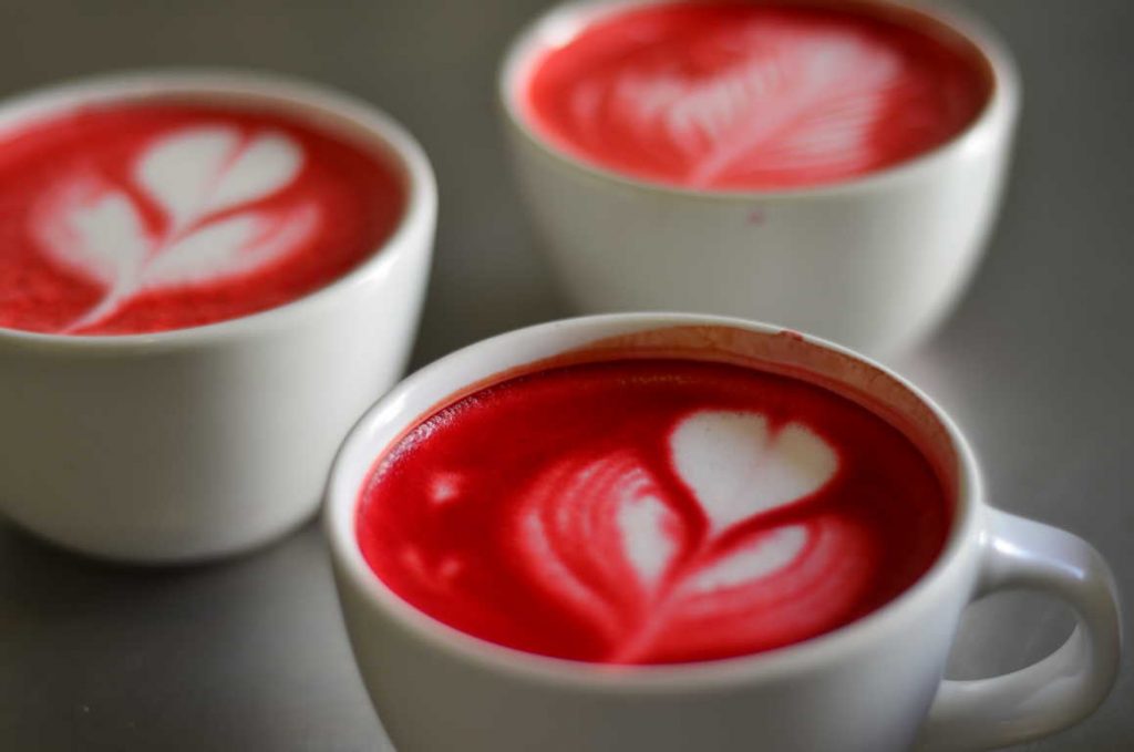 el arte latte con colores